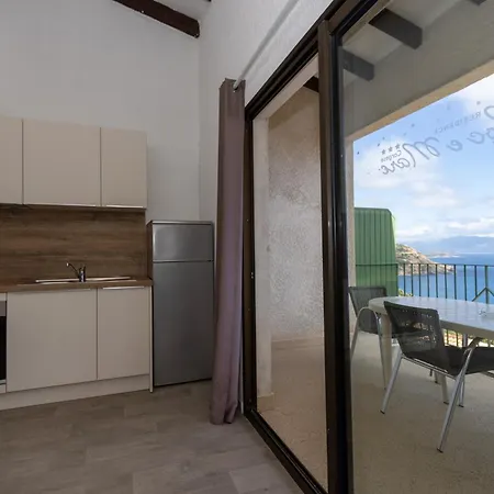 Roc E Mare Aparthotel 3*